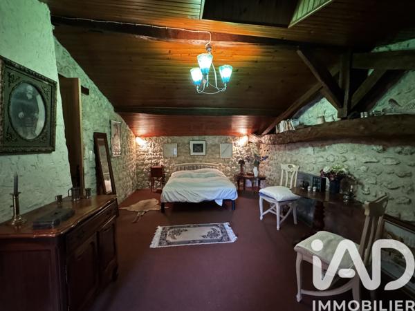 Maison à vendre 10 pièces 205 m² Saint-Bonnet-sur-Gironde