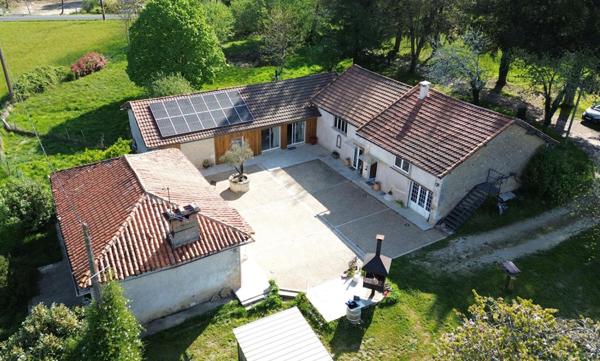 Ensemble immobilier rénové avec prestations de qualité - Cadre naturel et potentiel professionnel