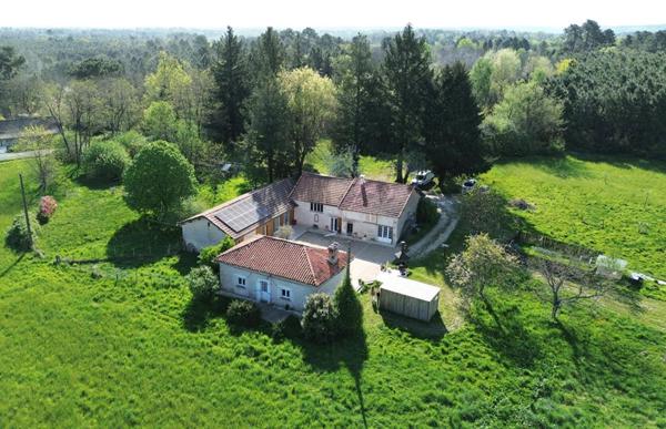Ensemble immobilier rénové avec prestations de qualité - Cadre naturel et potentiel professionnel