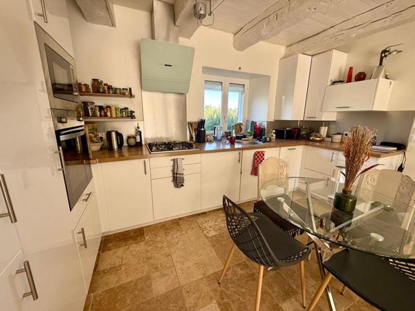 Ensemble immobilier rénové avec prestations de qualité - Cadre naturel et potentiel professionnel