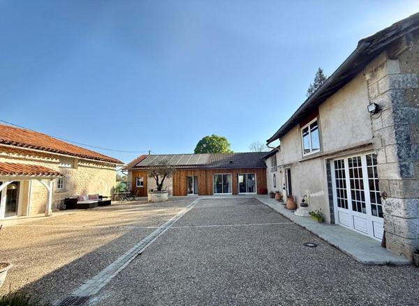 Ensemble immobilier rénové avec prestations de qualité - Cadre naturel et potentiel professionnel