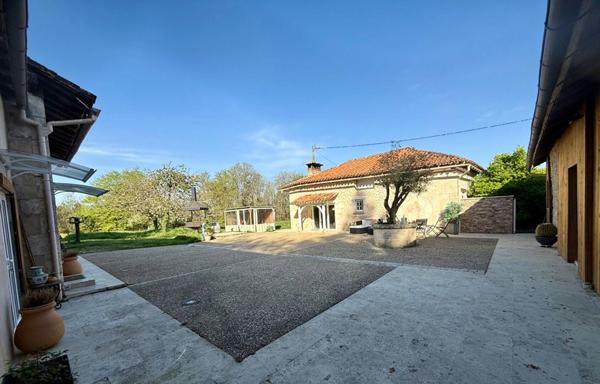 Ensemble immobilier rénové avec prestations de qualité - Cadre naturel et potentiel professionnel