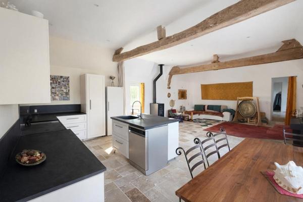 Ensemble immobilier rénové avec prestations de qualité - Cadre naturel et potentiel professionnel