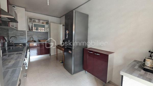 Vous rêvez d'un quotidien où tout se fait à pied dans un cadre verdoyant et sécurisé. Découvrez cet appartement T4 idéalement situé au cœur d'une copropriété parfaitement entretenue, offrant un cadre de vie paisible avec son parc privé.

Dès l'entrée avec rangement, le ton est donné. Vous accédez à une belle pièce de vie baignée de lumière naturelle, prolongée par un agréable balcon exposé plein Sud. La cuisine indépendante, entièrement aménagée et équipée, s'ouvre elle aussi sur cet extérieur pour faciliter vos repas en plein air. L'espace jour se complète d'un WC indépendant pratique au quotidien.

Le coin nuit, parfaitement séparé par un dégagement doté de placards intégrés, propose trois chambres spacieuses avec rangements ainsi qu'une grande salle d'eau moderne. Pour un confort absolu, le bien dispose également d'un cellier en rez-de-chaussée, d'une place de parking réservée et d'un garage privé.

Pour vous offrir un accompagnement sur mesure et garantir le succès de votre projet d'achat, chaque prise de contact fera l'objet d'une demande d’informations concernant votre projet, comme cela peut être demandé auprès d’une banque, d’un courtier ou d’un notaire.
Cette démarche permet de valider la cohérence de votre recherche avec le bien et d'obtenir le dossier de celui-ci avant visite.
