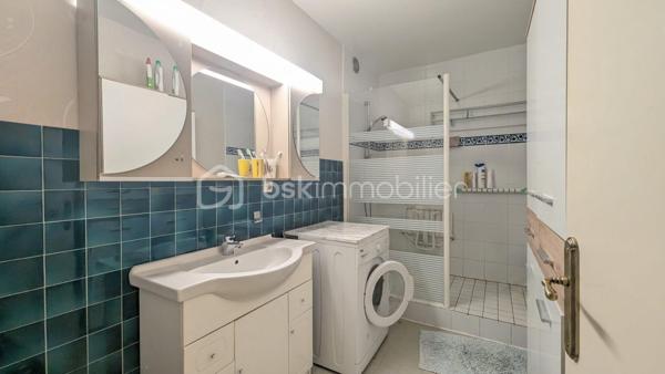 Vous rêvez d'un quotidien où tout se fait à pied dans un cadre verdoyant et sécurisé. Découvrez cet appartement T4 idéalement situé au cœur d'une copropriété parfaitement entretenue, offrant un cadre de vie paisible avec son parc privé.

Dès l'entrée avec rangement, le ton est donné. Vous accédez à une belle pièce de vie baignée de lumière naturelle, prolongée par un agréable balcon exposé plein Sud. La cuisine indépendante, entièrement aménagée et équipée, s'ouvre elle aussi sur cet extérieur pour faciliter vos repas en plein air. L'espace jour se complète d'un WC indépendant pratique au quotidien.

Le coin nuit, parfaitement séparé par un dégagement doté de placards intégrés, propose trois chambres spacieuses avec rangements ainsi qu'une grande salle d'eau moderne. Pour un confort absolu, le bien dispose également d'un cellier en rez-de-chaussée, d'une place de parking réservée et d'un garage privé.

Pour vous offrir un accompagnement sur mesure et garantir le succès de votre projet d'achat, chaque prise de contact fera l'objet d'une demande d’informations concernant votre projet, comme cela peut être demandé auprès d’une banque, d’un courtier ou d’un notaire.
Cette démarche permet de valider la cohérence de votre recherche avec le bien et d'obtenir le dossier de celui-ci avant visite.