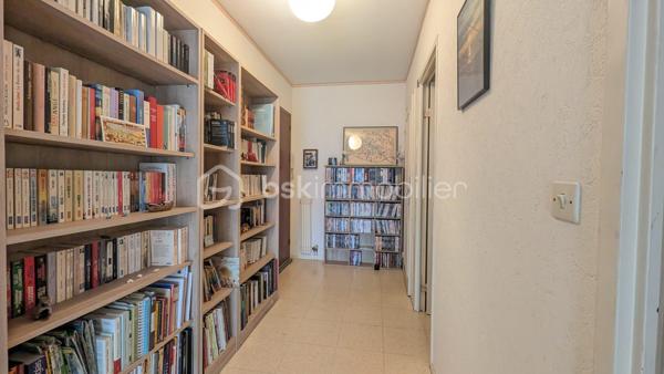 Vous rêvez d'un quotidien où tout se fait à pied dans un cadre verdoyant et sécurisé. Découvrez cet appartement T4 idéalement situé au cœur d'une copropriété parfaitement entretenue, offrant un cadre de vie paisible avec son parc privé.

Dès l'entrée avec rangement, le ton est donné. Vous accédez à une belle pièce de vie baignée de lumière naturelle, prolongée par un agréable balcon exposé plein Sud. La cuisine indépendante, entièrement aménagée et équipée, s'ouvre elle aussi sur cet extérieur pour faciliter vos repas en plein air. L'espace jour se complète d'un WC indépendant pratique au quotidien.

Le coin nuit, parfaitement séparé par un dégagement doté de placards intégrés, propose trois chambres spacieuses avec rangements ainsi qu'une grande salle d'eau moderne. Pour un confort absolu, le bien dispose également d'un cellier en rez-de-chaussée, d'une place de parking réservée et d'un garage privé.

Pour vous offrir un accompagnement sur mesure et garantir le succès de votre projet d'achat, chaque prise de contact fera l'objet d'une demande d’informations concernant votre projet, comme cela peut être demandé auprès d’une banque, d’un courtier ou d’un notaire.
Cette démarche permet de valider la cohérence de votre recherche avec le bien et d'obtenir le dossier de celui-ci avant visite.