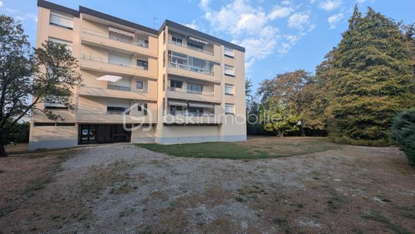 Vous rêvez d'un quotidien où tout se fait à pied dans un cadre verdoyant et sécurisé. Découvrez cet appartement T4 idéalement situé au cœur d'une copropriété parfaitement entretenue, offrant un cadre de vie paisible avec son parc privé.

Dès l'entrée avec rangement, le ton est donné. Vous accédez à une belle pièce de vie baignée de lumière naturelle, prolongée par un agréable balcon exposé plein Sud. La cuisine indépendante, entièrement aménagée et équipée, s'ouvre elle aussi sur cet extérieur pour faciliter vos repas en plein air. L'espace jour se complète d'un WC indépendant pratique au quotidien.

Le coin nuit, parfaitement séparé par un dégagement doté de placards intégrés, propose trois chambres spacieuses avec rangements ainsi qu'une grande salle d'eau moderne. Pour un confort absolu, le bien dispose également d'un cellier en rez-de-chaussée, d'une place de parking réservée et d'un garage privé.

Pour vous offrir un accompagnement sur mesure et garantir le succès de votre projet d'achat, chaque prise de contact fera l'objet d'une demande d’informations concernant votre projet, comme cela peut être demandé auprès d’une banque, d’un courtier ou d’un notaire.
Cette démarche permet de valider la cohérence de votre recherche avec le bien et d'obtenir le dossier de celui-ci avant visite.