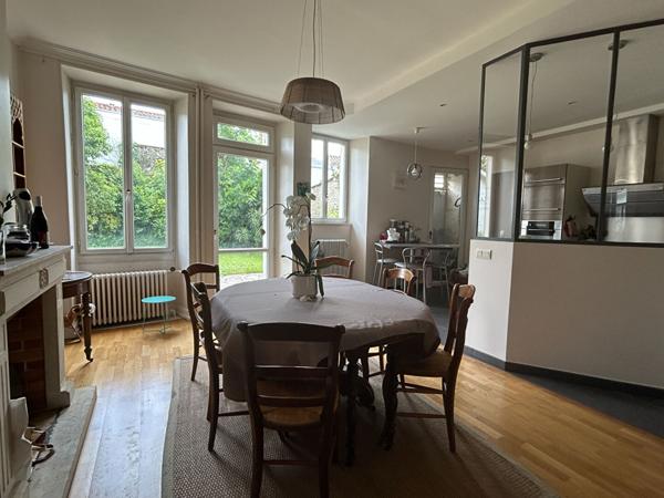 Maison - 9 pièces - 208 m²