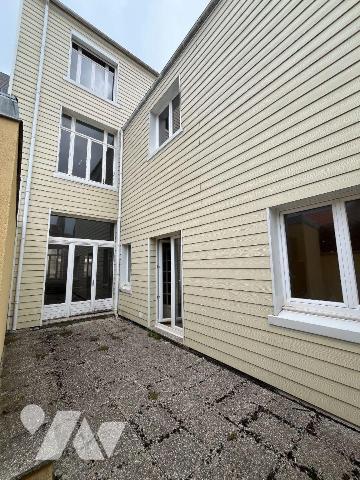 Notre Service Immobilier vous propose ce spacieux appartement en triplex à rénover de 200 m² si...