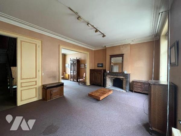 Notre Service Immobilier vous propose ce spacieux appartement en triplex à rénover de 200 m² si...