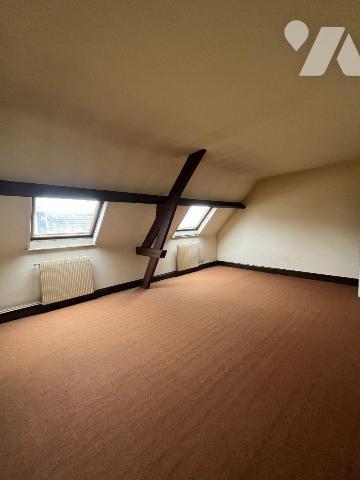 Notre Service Immobilier vous propose ce spacieux appartement en triplex à rénover de 200 m² si...