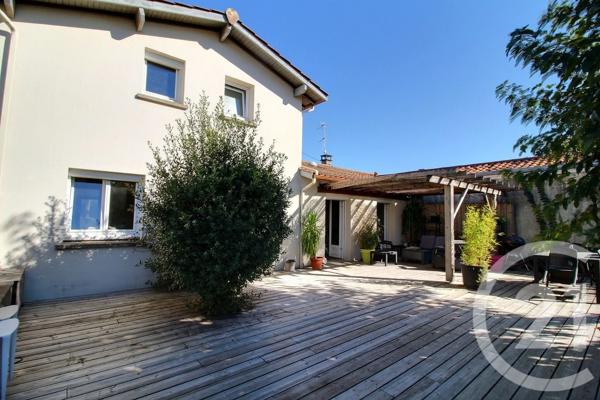 Maison à vendre  7 pièces - 139 m 2   PESSAC  - 33