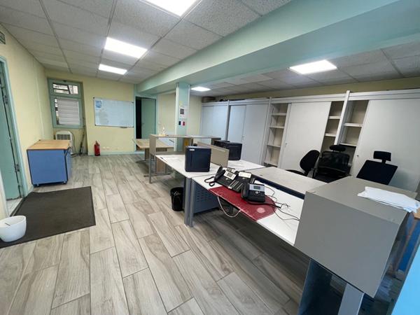 Local commercial environ 66 m²