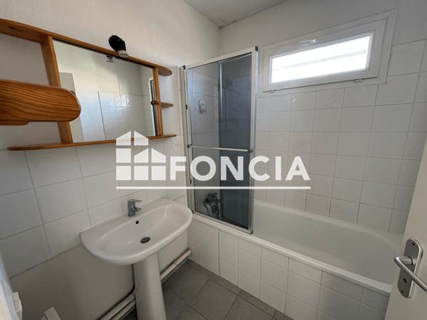 Location Appartement 3 pièces 62.65 m² - 3 RUE DU FRIOUL Saint Martin De Crau 13310