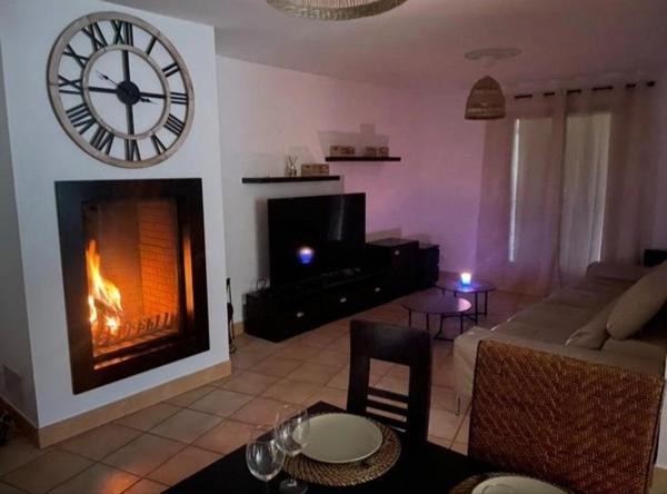 Villa à saisir , au rez-de-chaussée, cuisine équipée, salle à manger salon avec cheminée, un toilette, une suite parentale ensuite la maison est sur un demi niveau où l'on retrouve quatre chambres une salle de bain et un toilette , actuellement en location Airbnb