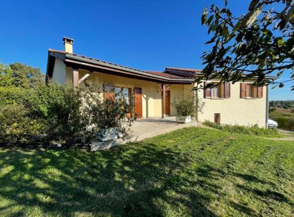 Villa à saisir , au rez-de-chaussée, cuisine équipée, salle à manger salon avec cheminée, un toilette, une suite parentale ensuite la maison est sur un demi niveau où l'on retrouve quatre chambres une salle de bain et un toilette , actuellement en location Airbnb