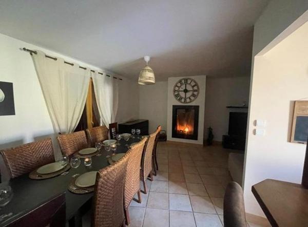 Villa à saisir , au rez-de-chaussée, cuisine équipée, salle à manger salon avec cheminée, un toilette, une suite parentale ensuite la maison est sur un demi niveau où l'on retrouve quatre chambres une salle de bain et un toilette , actuellement en location Airbnb