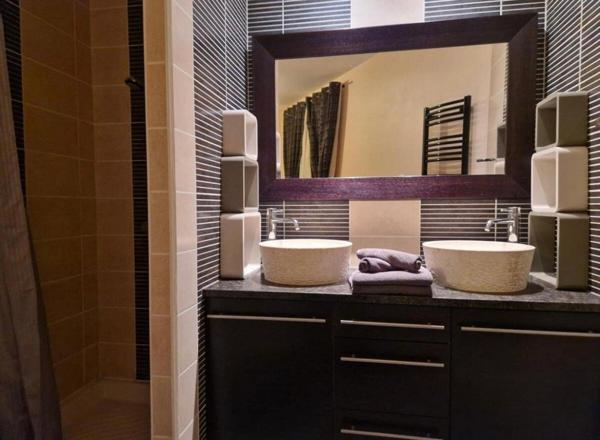 Villa à saisir , au rez-de-chaussée, cuisine équipée, salle à manger salon avec cheminée, un toilette, une suite parentale ensuite la maison est sur un demi niveau où l'on retrouve quatre chambres une salle de bain et un toilette , actuellement en location Airbnb