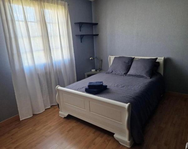 Villa à saisir , au rez-de-chaussée, cuisine équipée, salle à manger salon avec cheminée, un toilette, une suite parentale ensuite la maison est sur un demi niveau où l'on retrouve quatre chambres une salle de bain et un toilette , actuellement en location Airbnb