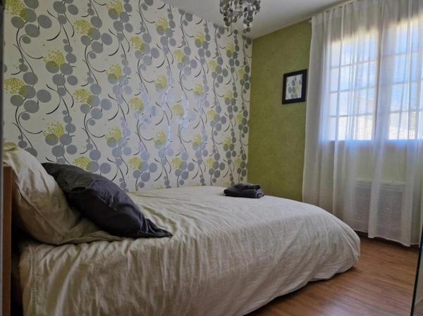 Villa à saisir , au rez-de-chaussée, cuisine équipée, salle à manger salon avec cheminée, un toilette, une suite parentale ensuite la maison est sur un demi niveau où l'on retrouve quatre chambres une salle de bain et un toilette , actuellement en location Airbnb