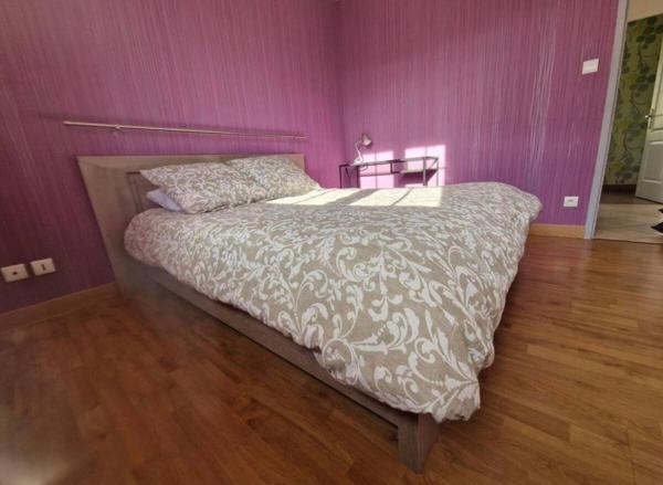 Villa à saisir , au rez-de-chaussée, cuisine équipée, salle à manger salon avec cheminée, un toilette, une suite parentale ensuite la maison est sur un demi niveau où l'on retrouve quatre chambres une salle de bain et un toilette , actuellement en location Airbnb