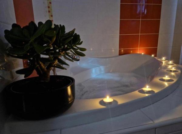 Villa à saisir , au rez-de-chaussée, cuisine équipée, salle à manger salon avec cheminée, un toilette, une suite parentale ensuite la maison est sur un demi niveau où l'on retrouve quatre chambres une salle de bain et un toilette , actuellement en location Airbnb