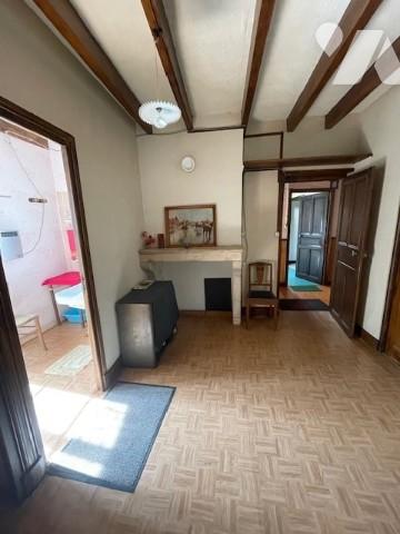 Grande maison à rénover avec grange attenante.
Toiture neuve.