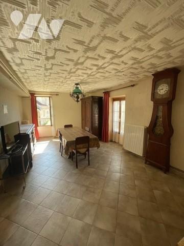 Grande maison à rénover avec grange attenante.
Toiture neuve.