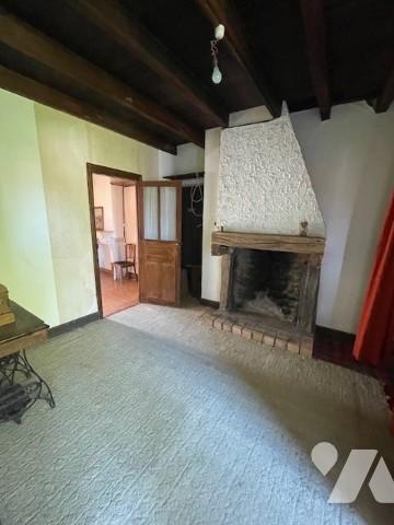 Grande maison à rénover avec grange attenante.
Toiture neuve.