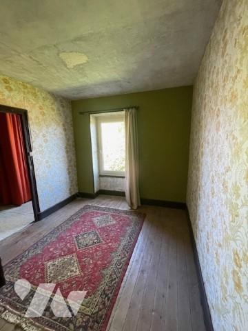 Grande maison à rénover avec grange attenante.
Toiture neuve.