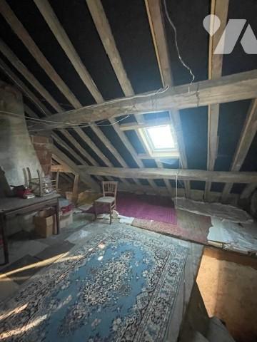 Grande maison à rénover avec grange attenante.
Toiture neuve.