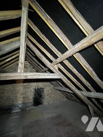 Grande maison à rénover avec grange attenante.
Toiture neuve.