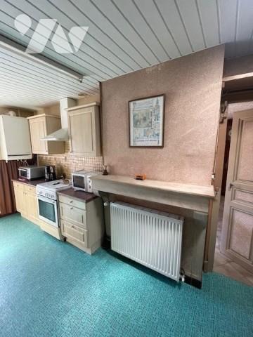 Grande maison à rénover avec grange attenante.
Toiture neuve.