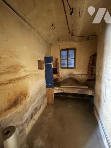 Grande maison à rénover avec grange attenante.
Toiture neuve.