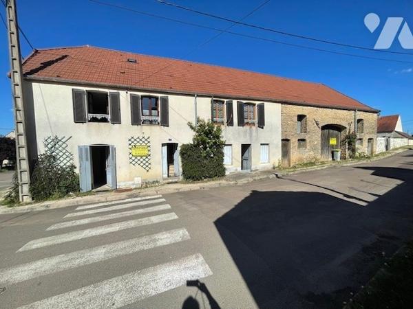 Grande maison à rénover avec grange attenante.
Toiture neuve.