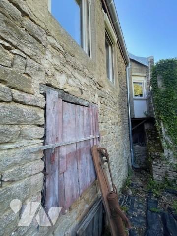 Grande maison à rénover avec grange attenante.
Toiture neuve.