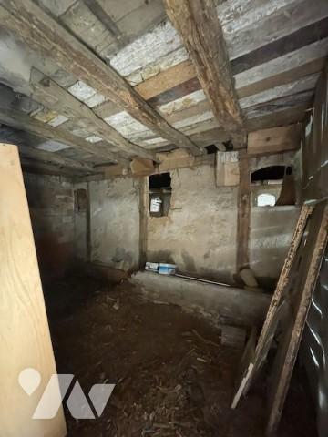 Grande maison à rénover avec grange attenante.
Toiture neuve.