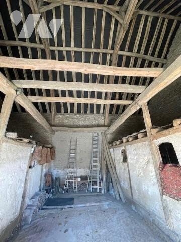 Grande maison à rénover avec grange attenante.
Toiture neuve.