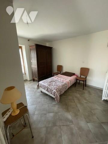 Grande maison à rénover avec grange attenante.
Toiture neuve.