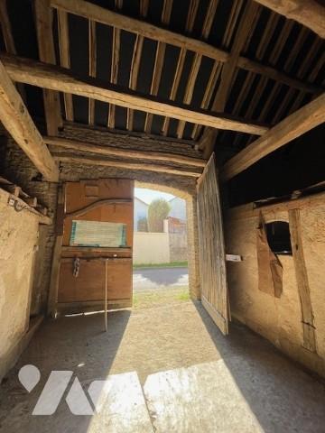 Grande maison à rénover avec grange attenante.
Toiture neuve.