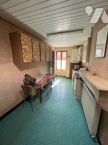 Grande maison à rénover avec grange attenante.
Toiture neuve.