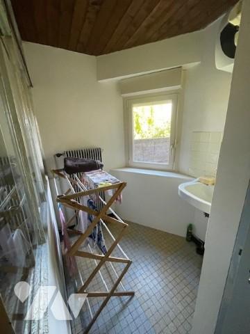 Grande maison à rénover avec grange attenante.
Toiture neuve.