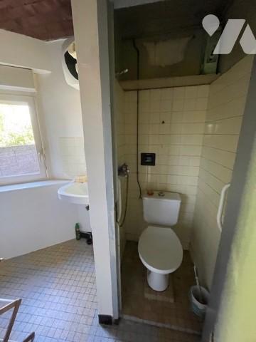 Grande maison à rénover avec grange attenante.
Toiture neuve.