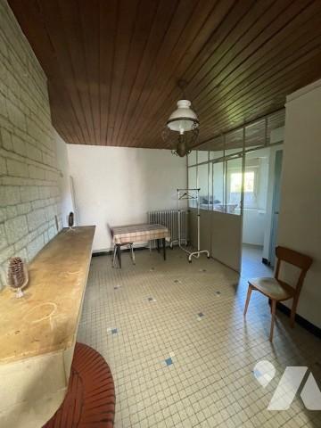 Grande maison à rénover avec grange attenante.
Toiture neuve.