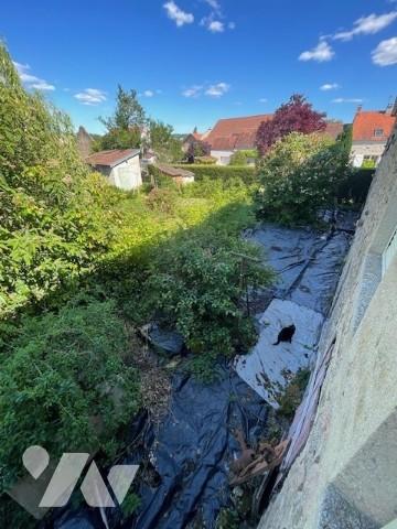 Grande maison à rénover avec grange attenante.
Toiture neuve.