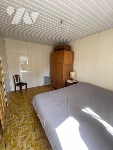 Grande maison à rénover avec grange attenante.
Toiture neuve.