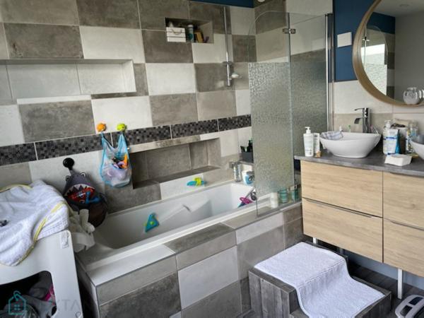 Belle maison de ville, proche de tout commerce