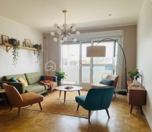 A Champigny-Sur-Marne, une occasion à ne pas laisser passer dans le quartier de Coeuilly - l'un des secteurs résidentiels les plus prisés et cotés de la commune : cet appartement lumineux au calme , niché dans une petite copropriété sécurisée, séduit par ses volumes optimisés et sa luminosité.

UN CARDE DE VIE SECURISE ET PRESERVE 
digicode, interphone, ascenseur, jardin privatif de la résidence : tout ici est pensé pour la tranquillité. au calme 

 Venez découvrir cet appartement lumineux et dont chaque espace est optimisé .

DES ESPACES DE VIE PENSES DANS LES MOINDRES DETAILS
L'appartement se compose d'une entrée avec placards intégrés,  désservant un salon/ salle à manger orienté Sud ouvrant sur un balcon où disposer une table ou un transat , d'une cuisine equipée Vrai plus, rare dans un T3:   espace cellier et buanderie avec iles arrivées d'eau pour lave linge et de l'espace de stockage.

LA PREMIERE PHOTO DU SALON EST UN AGENCEMENT GENERE PAR LOGICIEL POUR VOUS PERMETTRE D'IMAGINER LA PIECE MEUBLEE ET DECOREE 

UN ESPACE NUIT CALME ET FONCTIONNEL
Coté nuit, la chambre parentale  et la seconde chambre sont au calme et donnent sur le jardin de la residence
La salle d'eau est entierement rénovée avec une grande douche italienne .  WC séparé 


LE CONFORT AU QIOTIDIEN
Du parquet en bois et des doubles vitrages donnent à ce bien tout le confort nécessaire 
Une cave et un boxe fermé complètent ce bien

UN EMPLACEMENT IDEAL POUR LES FAMILLES
EDUCATION : cet appartementc bénéficie d'une excellente proximité avec les infrastructures scolaires du quartier Coeuilly. La plupart des établissements se trouvent dans un rayon de marche très accessible pour les familles: Le secteur est rattaché au groupe scolaire de Coeuilly, particulièrement apprécié des habitants : creches, ecoles maternelle ( École Maternelle Coeuilly Centre, École Élémentaire Coeuilly, collège Willy Ronis,  sont à quelques minutes à pied.

COMMERCES: L'appartement situé au cœur de Coeuilly bénéficie de nombreux  commerces de proximité, du marché de Coeuilly, et a quelques minutes en bus ou en voiture du Centre Commercial Pince Vent  

TRANSPORTS : bus 208 et 308 dans un rayon de 200m  de l'appartement / RER :  le Bus 308 vous dépose directement devant la gare RER de Villiers sur Marne  en seulement 10 à 12 minutes.
Une occasion à ne pas laisser passer dans un secteur résidentiel très recherché : cet appartement au calme absolu, niché dans une petite copropriété sécurisée, séduit par ses volumes optimisés et sa luminosité. Que vous soyez seul, en couple ou avec enfants, cet appartement vous séduira. .

Un bien de qualité, un secteur recherché, un prix compétitif. À visiter sans attendre!