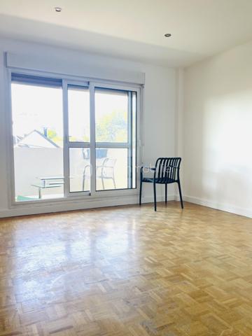 A Champigny-Sur-Marne, une occasion à ne pas laisser passer dans le quartier de Coeuilly - l'un des secteurs résidentiels les plus prisés et cotés de la commune : cet appartement lumineux au calme , niché dans une petite copropriété sécurisée, séduit par ses volumes optimisés et sa luminosité.

UN CARDE DE VIE SECURISE ET PRESERVE 
digicode, interphone, ascenseur, jardin privatif de la résidence : tout ici est pensé pour la tranquillité. au calme 

 Venez découvrir cet appartement lumineux et dont chaque espace est optimisé .

DES ESPACES DE VIE PENSES DANS LES MOINDRES DETAILS
L'appartement se compose d'une entrée avec placards intégrés,  désservant un salon/ salle à manger orienté Sud ouvrant sur un balcon où disposer une table ou un transat , d'une cuisine equipée Vrai plus, rare dans un T3:   espace cellier et buanderie avec iles arrivées d'eau pour lave linge et de l'espace de stockage.

LA PREMIERE PHOTO DU SALON EST UN AGENCEMENT GENERE PAR LOGICIEL POUR VOUS PERMETTRE D'IMAGINER LA PIECE MEUBLEE ET DECOREE 

UN ESPACE NUIT CALME ET FONCTIONNEL
Coté nuit, la chambre parentale  et la seconde chambre sont au calme et donnent sur le jardin de la residence
La salle d'eau est entierement rénovée avec une grande douche italienne .  WC séparé 


LE CONFORT AU QIOTIDIEN
Du parquet en bois et des doubles vitrages donnent à ce bien tout le confort nécessaire 
Une cave et un boxe fermé complètent ce bien

UN EMPLACEMENT IDEAL POUR LES FAMILLES
EDUCATION : cet appartementc bénéficie d'une excellente proximité avec les infrastructures scolaires du quartier Coeuilly. La plupart des établissements se trouvent dans un rayon de marche très accessible pour les familles: Le secteur est rattaché au groupe scolaire de Coeuilly, particulièrement apprécié des habitants : creches, ecoles maternelle ( École Maternelle Coeuilly Centre, École Élémentaire Coeuilly, collège Willy Ronis,  sont à quelques minutes à pied.

COMMERCES: L'appartement situé au cœur de Coeuilly bénéficie de nombreux  commerces de proximité, du marché de Coeuilly, et a quelques minutes en bus ou en voiture du Centre Commercial Pince Vent  

TRANSPORTS : bus 208 et 308 dans un rayon de 200m  de l'appartement / RER :  le Bus 308 vous dépose directement devant la gare RER de Villiers sur Marne  en seulement 10 à 12 minutes.
Une occasion à ne pas laisser passer dans un secteur résidentiel très recherché : cet appartement au calme absolu, niché dans une petite copropriété sécurisée, séduit par ses volumes optimisés et sa luminosité. Que vous soyez seul, en couple ou avec enfants, cet appartement vous séduira. .

Un bien de qualité, un secteur recherché, un prix compétitif. À visiter sans attendre!