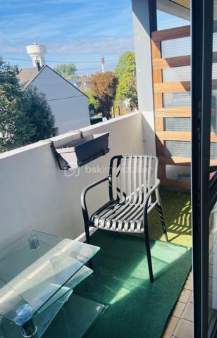 A Champigny-Sur-Marne, une occasion à ne pas laisser passer dans le quartier de Coeuilly - l'un des secteurs résidentiels les plus prisés et cotés de la commune : cet appartement lumineux au calme , niché dans une petite copropriété sécurisée, séduit par ses volumes optimisés et sa luminosité.

UN CARDE DE VIE SECURISE ET PRESERVE 
digicode, interphone, ascenseur, jardin privatif de la résidence : tout ici est pensé pour la tranquillité. au calme 

 Venez découvrir cet appartement lumineux et dont chaque espace est optimisé .

DES ESPACES DE VIE PENSES DANS LES MOINDRES DETAILS
L'appartement se compose d'une entrée avec placards intégrés,  désservant un salon/ salle à manger orienté Sud ouvrant sur un balcon où disposer une table ou un transat , d'une cuisine equipée Vrai plus, rare dans un T3:   espace cellier et buanderie avec iles arrivées d'eau pour lave linge et de l'espace de stockage.

LA PREMIERE PHOTO DU SALON EST UN AGENCEMENT GENERE PAR LOGICIEL POUR VOUS PERMETTRE D'IMAGINER LA PIECE MEUBLEE ET DECOREE 

UN ESPACE NUIT CALME ET FONCTIONNEL
Coté nuit, la chambre parentale  et la seconde chambre sont au calme et donnent sur le jardin de la residence
La salle d'eau est entierement rénovée avec une grande douche italienne .  WC séparé 


LE CONFORT AU QIOTIDIEN
Du parquet en bois et des doubles vitrages donnent à ce bien tout le confort nécessaire 
Une cave et un boxe fermé complètent ce bien

UN EMPLACEMENT IDEAL POUR LES FAMILLES
EDUCATION : cet appartementc bénéficie d'une excellente proximité avec les infrastructures scolaires du quartier Coeuilly. La plupart des établissements se trouvent dans un rayon de marche très accessible pour les familles: Le secteur est rattaché au groupe scolaire de Coeuilly, particulièrement apprécié des habitants : creches, ecoles maternelle ( École Maternelle Coeuilly Centre, École Élémentaire Coeuilly, collège Willy Ronis,  sont à quelques minutes à pied.

COMMERCES: L'appartement situé au cœur de Coeuilly bénéficie de nombreux  commerces de proximité, du marché de Coeuilly, et a quelques minutes en bus ou en voiture du Centre Commercial Pince Vent  

TRANSPORTS : bus 208 et 308 dans un rayon de 200m  de l'appartement / RER :  le Bus 308 vous dépose directement devant la gare RER de Villiers sur Marne  en seulement 10 à 12 minutes.
Une occasion à ne pas laisser passer dans un secteur résidentiel très recherché : cet appartement au calme absolu, niché dans une petite copropriété sécurisée, séduit par ses volumes optimisés et sa luminosité. Que vous soyez seul, en couple ou avec enfants, cet appartement vous séduira. .

Un bien de qualité, un secteur recherché, un prix compétitif. À visiter sans attendre!